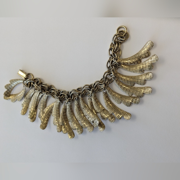 VTG TEXTURED/SMOOTH GOLD TONE DANGLE CHARM BRACELET - Picture 6 of 8